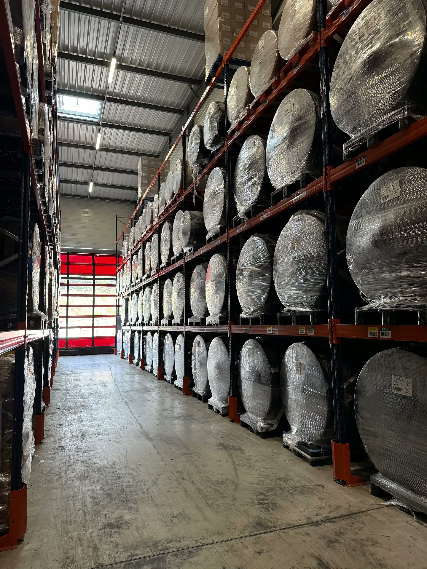 Bobines filmées stockées sur racks à palettes dans l'entrepôt LOGISTIC 43