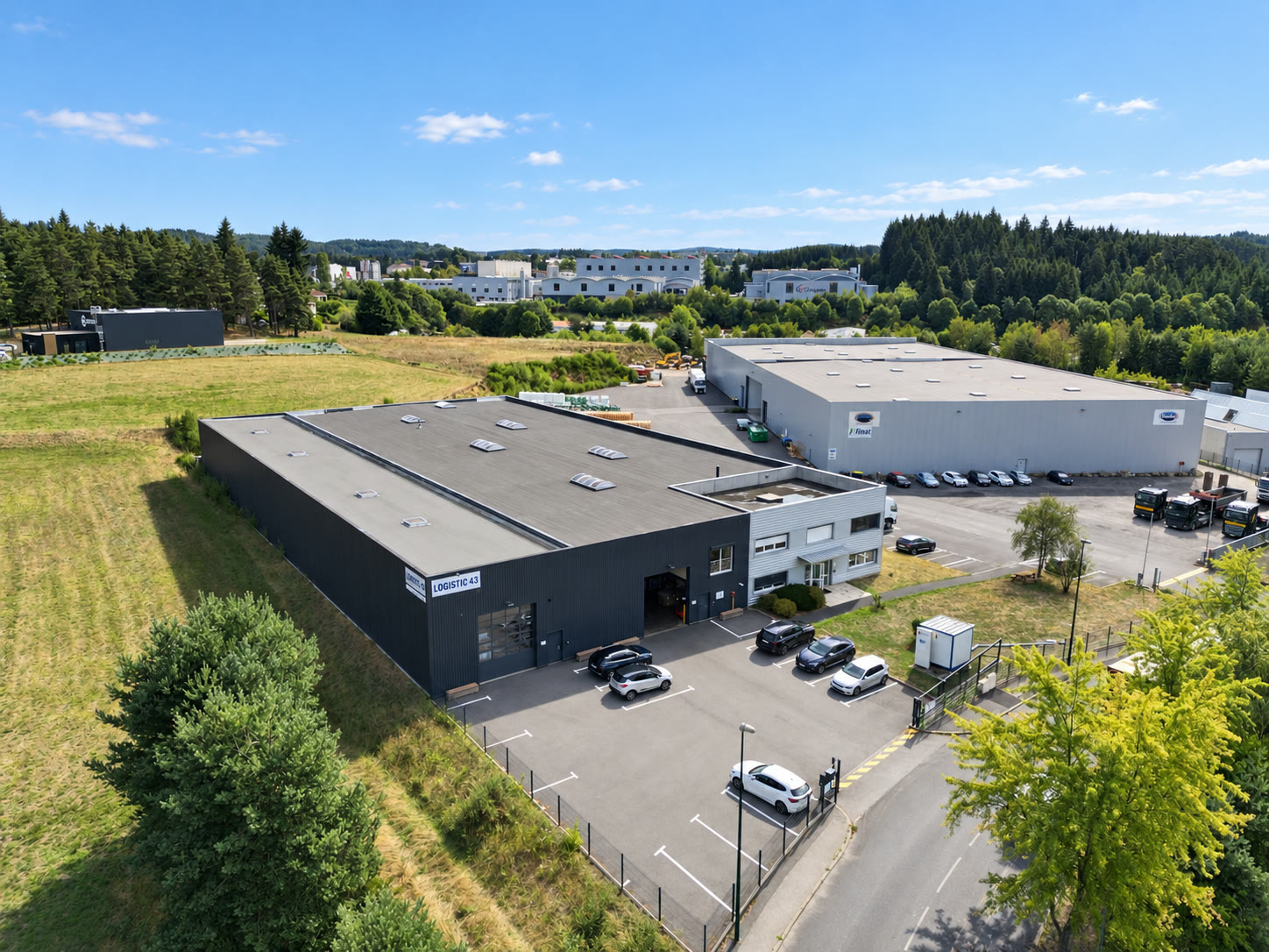 Bâtiment et bureaux LOGISTIC 43 vus du ciel, à Sainte-Sigolène