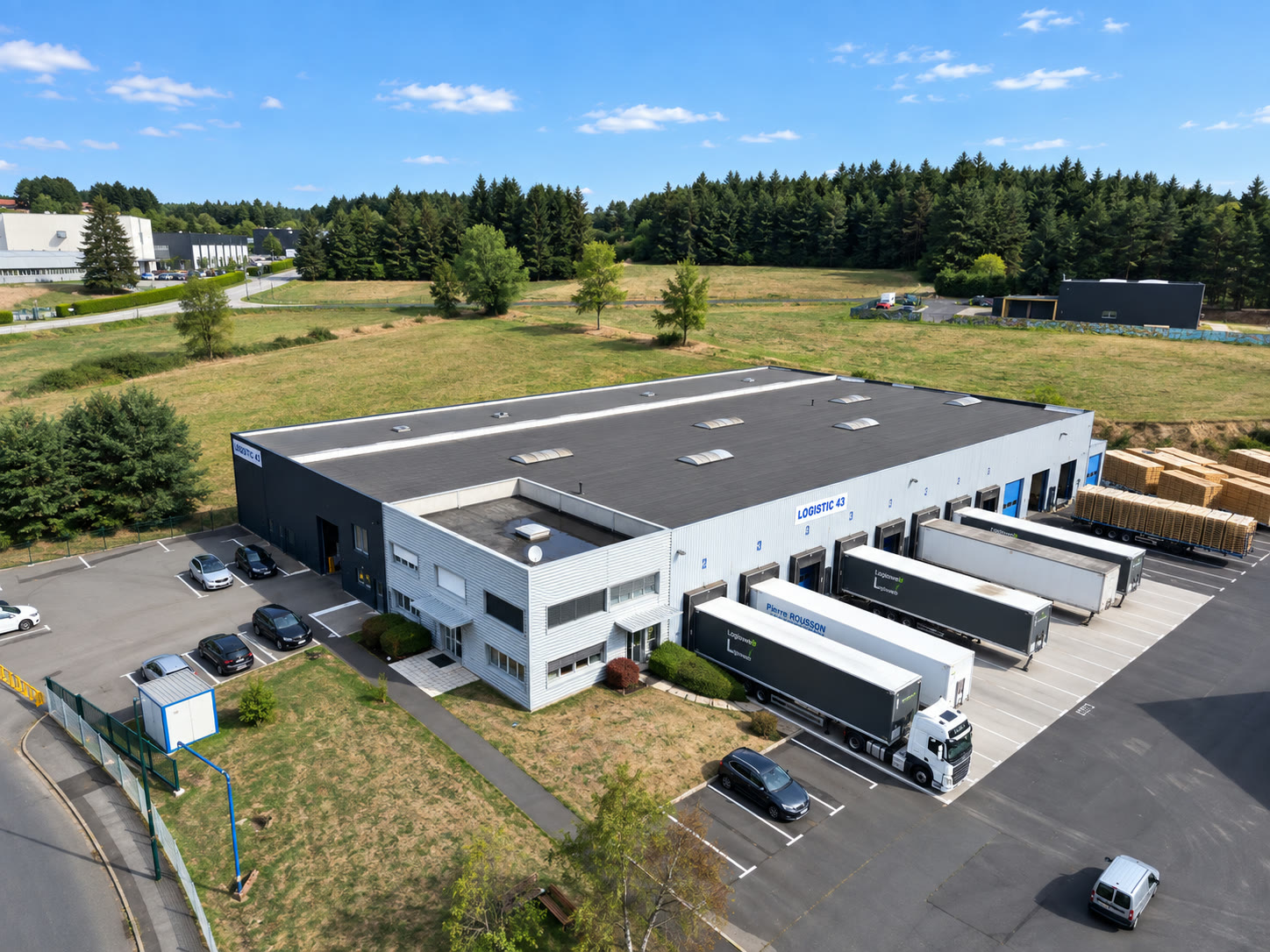 Vue aérienne du site LOGISTIC 43 à Sainte-Sigolène : quais de chargement et semi-remorques